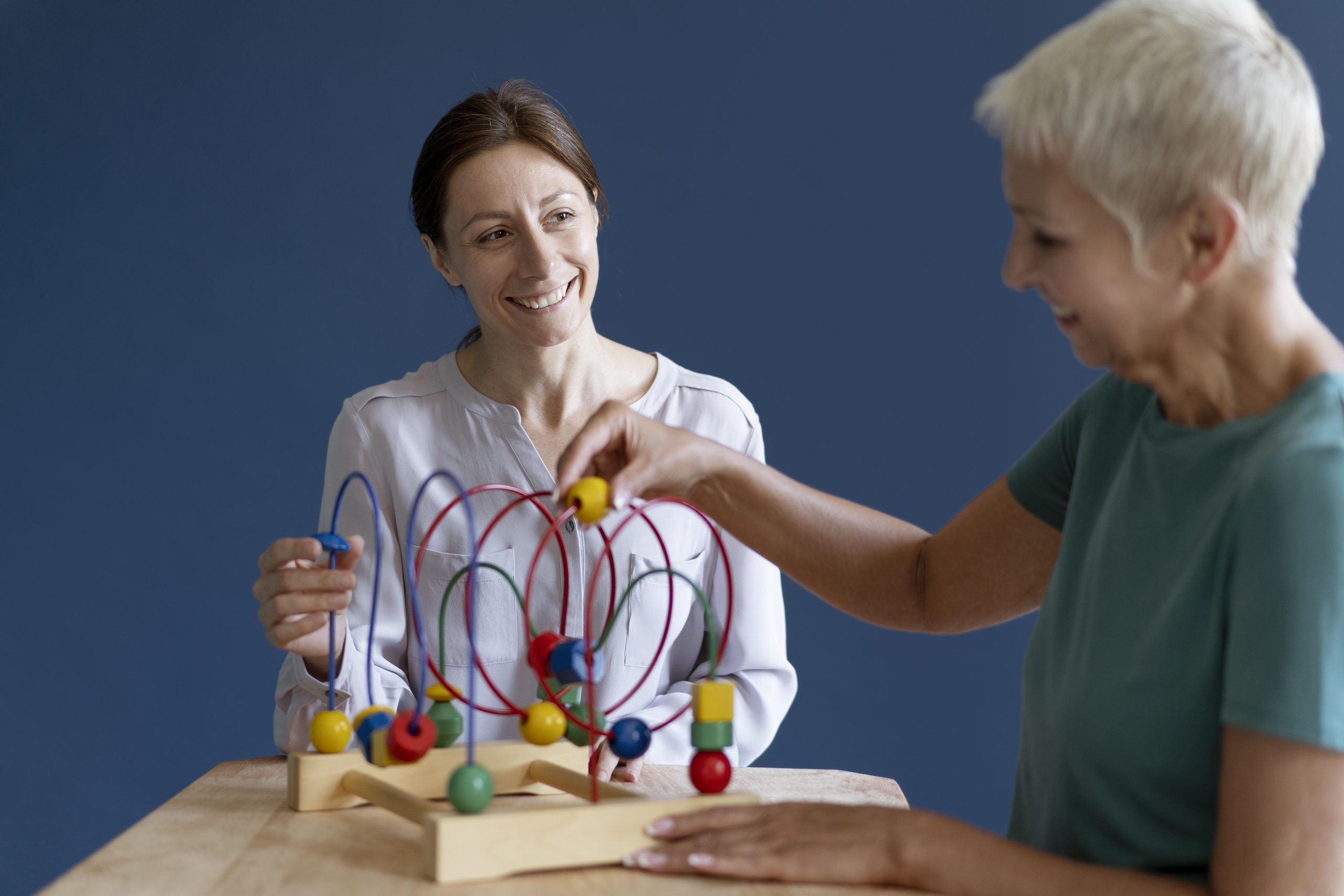 mujer haciendo una sesion de terapia ocupacional con un psicologo scaled